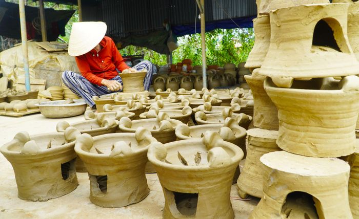 Gia công làm nguội và tô đắp thêm các hạng mục phụ cho gốm