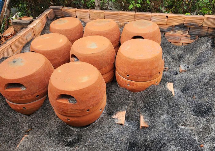 Sản phẩm gốm trở màu sau khi được nung nhiều ngày đêm