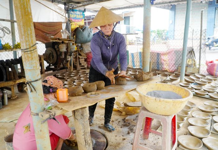 Người thợ nhào nặn đất lần cuối trước khi đưa lên bàn xoay tạo hình sản phẩm gốm