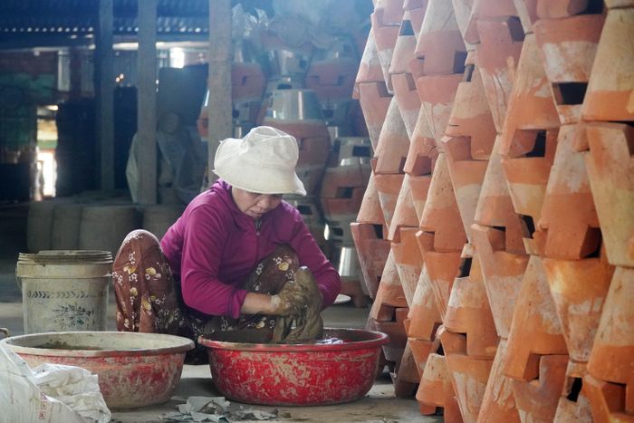 Đất sét được làm nhuyễn qua nhiều công đoạn