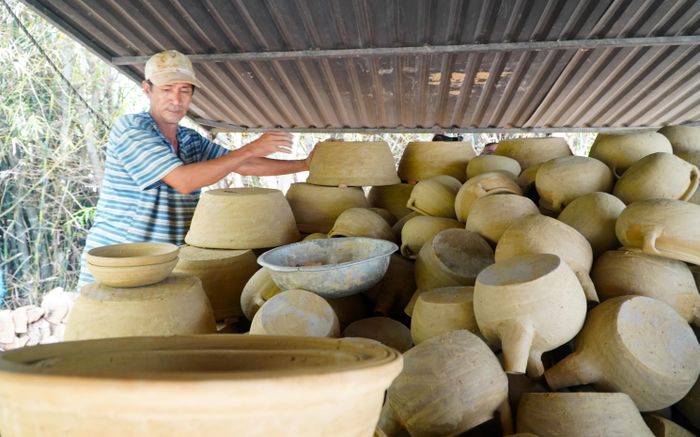 Đưa các sản phẩm gốm lên lò nung