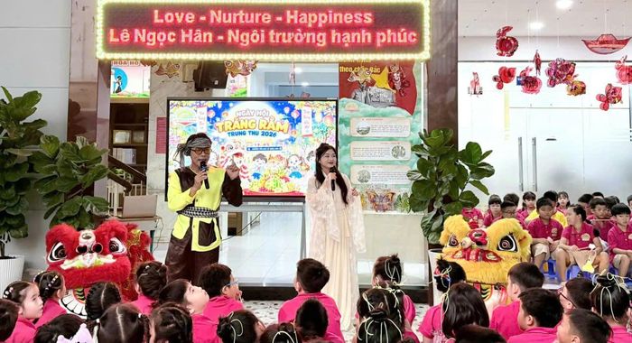  Học sinh Trường Tiểu học Lê Ngọc Hân (phường Bến Thành) tham gia hoạt động trung thu 