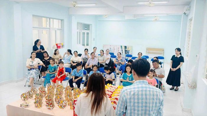  Trường Tiểu học Trương Định (phường Vườn Lài) trao những món quà trung thu ý nghĩa tới con cán bộ, giáo viên, nhân viên nhà trường 