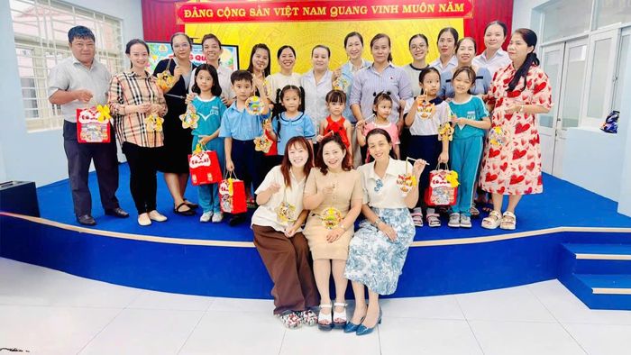  Ban Giám hiệu phối hợp cùng Ban Chấp hành Công đoàn Trường Tiểu học Trương Định (phường Vườn Lài) trao những món quà trung thu ý nghĩa tới con cán bộ, giáo viên, nhân viên nhà trường 