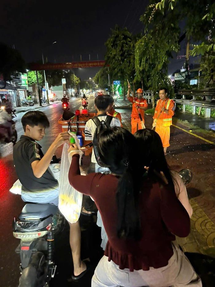  Học sinh Trường THPT Hà Huy Tập (phường Dĩ An) trao phần quà yêu thương cho cô, chú nhân viên quét dọn vệ sinh đường phố 
