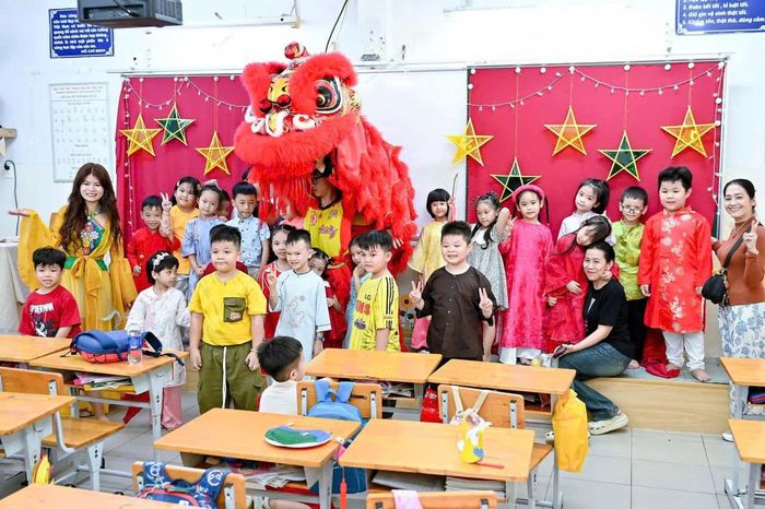  Học sinh Trường Tiểu học Nguyễn Huệ (phường Bến Thành) tham gia hoạt động trung thu tại lớp 