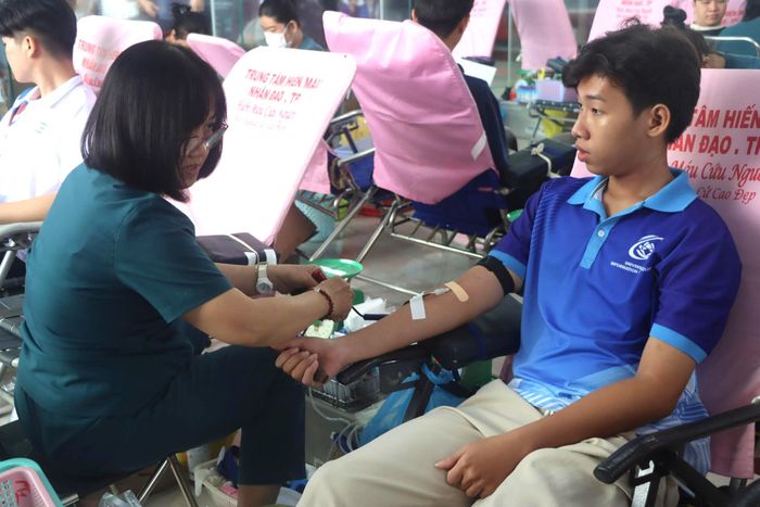  Sinh viên tham gia hiến máu tình nguyện tại ngày hội 