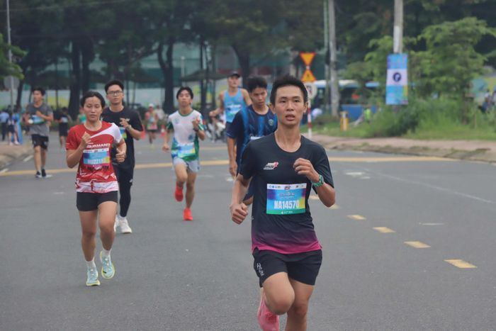  Học sinh, sinh viên tham gia chạy việt dã 