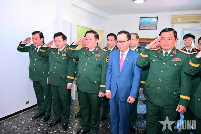  Đại tướng Nguyễn Trọng Nghĩa và đoàn đại biểu chính trị cấp cao Quân đội nhân dân Việt Nam tưởng nhớ Chủ tịch Hồ Chí Minh tại Đại sứ quán Việt Nam tại Algeria. Ảnh: BÁO QĐND 
