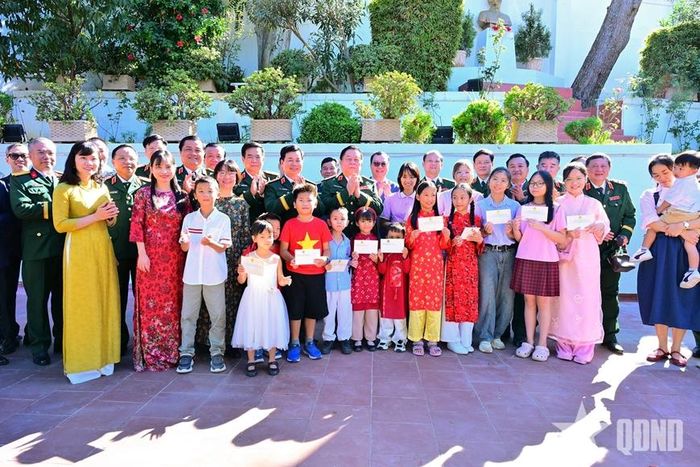  Đại tướng Nguyễn Trọng Nghĩa trao quà trung thu tặng các cháu thiếu nhi. Ảnh: BÁO QĐND 
