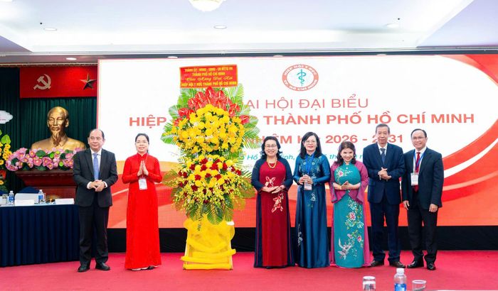 Bà Nguyễn Thị Ngọc Xuân, Phó chủ tịch Ủy ban MTTQ Việt Nam TPHCM và PGS-TS-BS Tăng Chí Thượng, Giám đốc Sở Y tế TPHCM (bìa trái) tặng hoa chúc mừng Đại hội (Ảnh: HIỆP HỘI Y HỌC TPHCM) 
