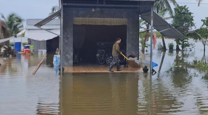  Nhà của người dân ở xã Khánh Bình bị ngập do mưa kéo dài 
