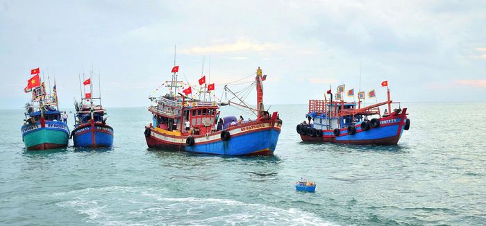  Thuyền chở các đại biểu và ngư dân làm lễ Nghinh Ông trên biển 