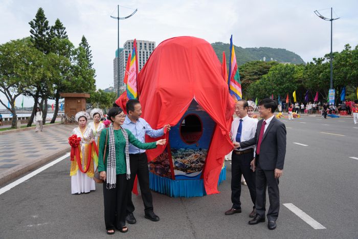  Nghi thức diễu hành rước Ông về Đình thần Thắng Tam 