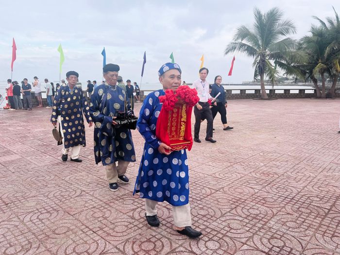 Nghinh rước linh vị Ông từ biển trở về 