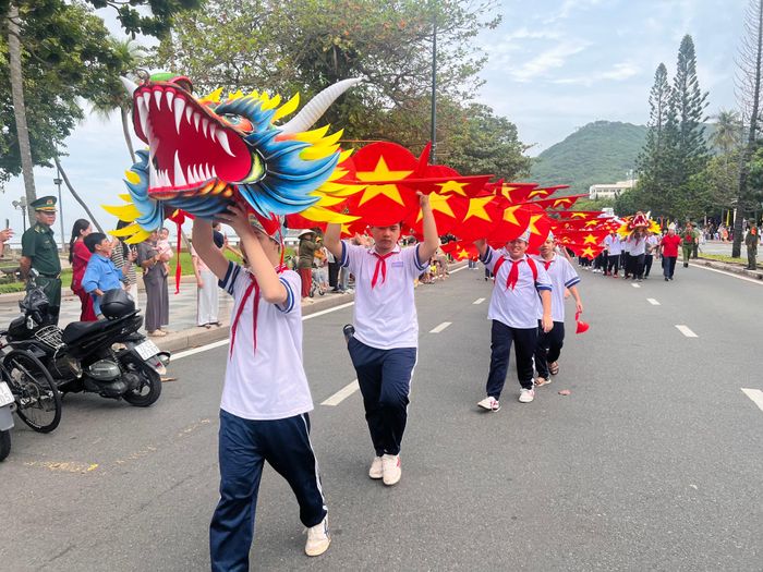 Thế hệ trẻ tham gia lễ diễu hành rước kiệu Nghinh Ông 