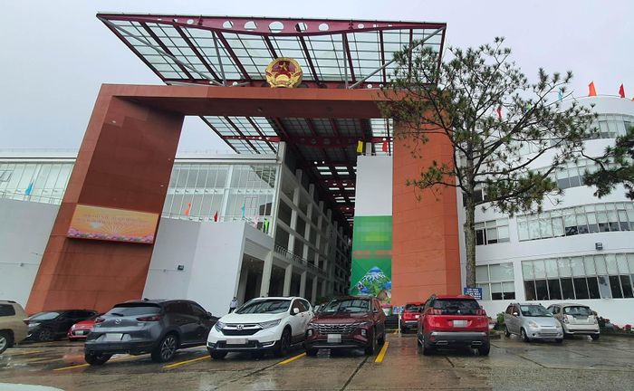 Tỉnh Lâm Đồng bố trí 124 xe ô tô (1 xe cho mỗi xã, phường, đặc khu) với mức giá tối đa 1,6 tỷ đồng/xe. Ảnh: ĐOÀN KIÊN