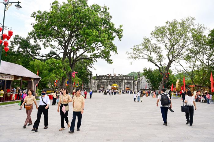 Khu vực trước đền Kiếp Bạc. Ảnh: ĐỖ TRUNG