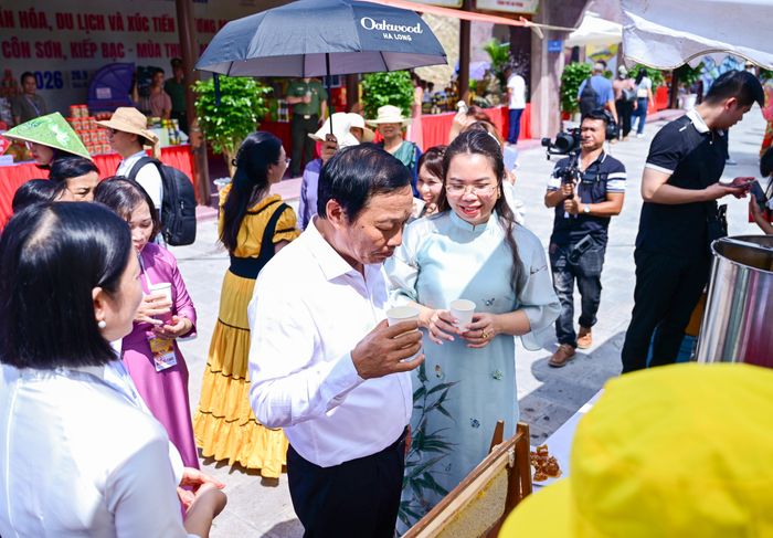 Các đại biểu, du khách trải nghiệm không gian ẩm thực. Ảnh: ĐỖ TRUNG