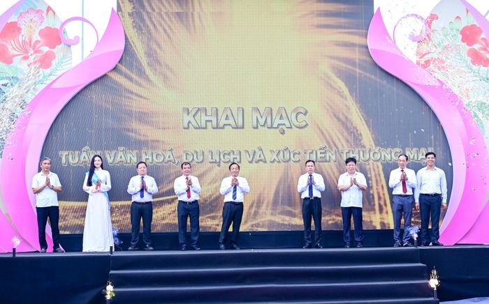 Các đại biểu thực hiện nghi thức khai mạc tuần văn hóa, du lịch và xúc tiến thương mại Lễ hội Côn Sơn - Kiếp Bạc năm 2026. Ảnh: ĐỖ TRUNG