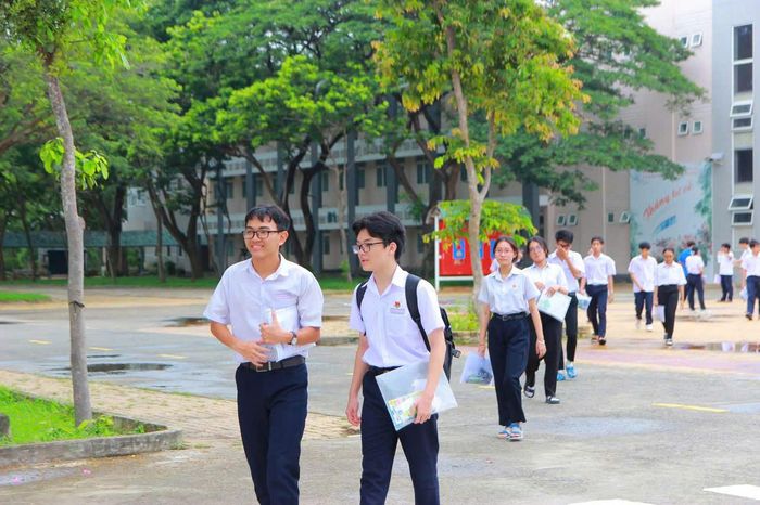  Học sinh dự thi tuyển sinh lớp 10 tại điểm thi Trường THPT chuyên Lê Quý Đôn (phường Phước Thắng, TPHCM). 