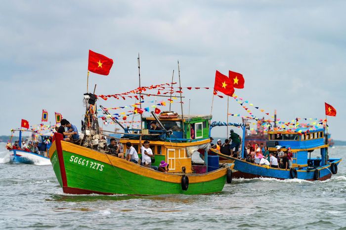  Đoàn tàu, ghe tạo nên không khí rộn ràng trên vùng biển Cần Giờ. Ảnh: HOÀNG TRIỀU 