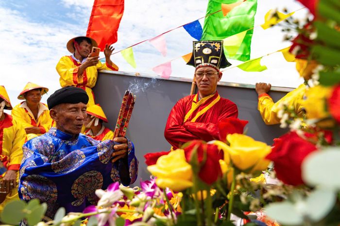  Hội Vạn lạch Cần Thạnh thực hiện nghi thức Nghinh Ông trên biển. Ảnh: HOÀNG TRIỀU 