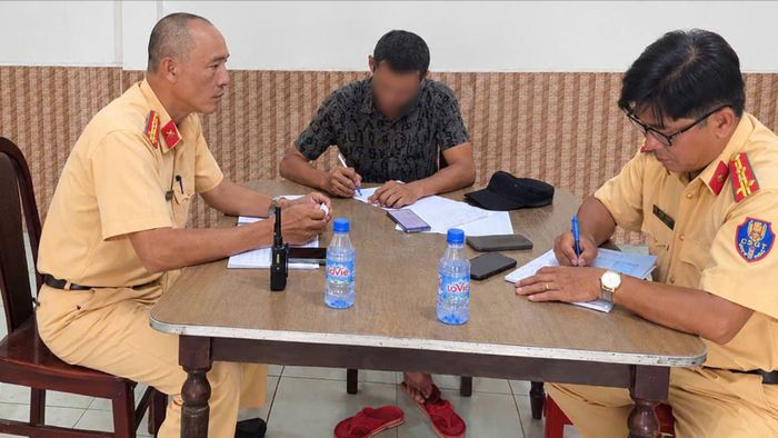Đội CSGT Tân Sơn Nhất lập biên bản, xử phạt tài xế chạy xe tải làm rơi vãi đất trên đường Cộng Hòa. Ảnh: CA