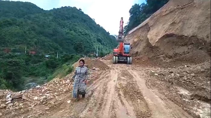  Người dân đã đi lại được qua khu vực sạt lở 