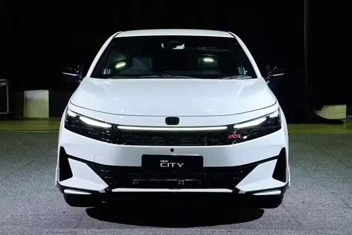 Ngoài ra, Honda Malaysia còn cung cấp một loạt phụ kiện tùy chọn cho City, bao gồm hai gói bodykit Modulo. Tại thị trường Malaysia, Honda City 2026 có 4 lựa chọn màu sắc gồm đỏ Blazing Red Pearl mới, xám Meteoroid Gray Metallic, trắng Platinum White Pearl và trắng ánh xanh Stellar Diamond Pearl. Xe có giá bán dao động từ 89.900-111.900 RM (khoảng 575-716 triệu đồng).