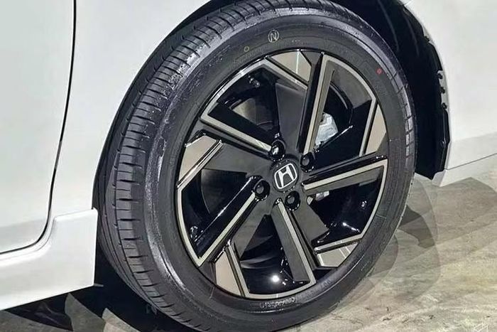 Bản tiêu chuẩn còn sở hữu tay nắm cửa sơn cùng màu thân xe thay vì mạ crôm như trước và mâm hợp kim 15 inch đi kèm lốp 185/60R15. Trong khi đó, các bản V và RS được trang bị mâm hợp kim 16 inch. Bản RS sở hữu thiết kế mâm kiểu turbine mới, sơn màu đen Berlina với bề mặt phay tối màu, đi kèm lốp Toyo Proxes R57 kích thước 185/55. Một điểm đáng chú ý là lốp dự phòng đã bị loại bỏ trên toàn bộ các phiên bản.