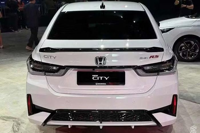 Gói công nghệ an toàn chủ động Honda Sensing tiếp tục là trang bị tiêu chuẩn của mẫu sedan hạng B này. Gói hỗ trợ người lái này bao gồm phanh khẩn cấp tự động, hệ thống kiểm soát hành trình thích ứng (có chức năng bám theo ở tốc độ thấp trên bản e:HEV RS), hỗ trợ căn giữa làn đường, giảm thiểu chệch khỏi mặt đường, cảnh báo phương tiện phía trước và tự động chuyển đổi đèn pha.