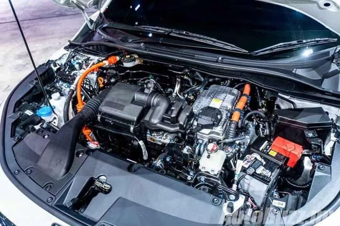 Bên cạnh đó là hộp số tự động một cấp và động cơ xăng 4 xi-lanh, chu trình Atkinson, dung tích 1.5L, đóng vai trò máy phát để sạc pin. Động cơ này sản sinh công suất tối đa 98 mã lực tại dải tua máy 5.600-6.400 vòng/phút và mô-men xoắn cực đại 127 Nm tại dải tua máy 4.500-5.000 vòng/phút. Động cơ cũng có thể kết nối trực tiếp để truyền động cơ học cho bánh xe ở tốc độ vận hành cao hơn.
