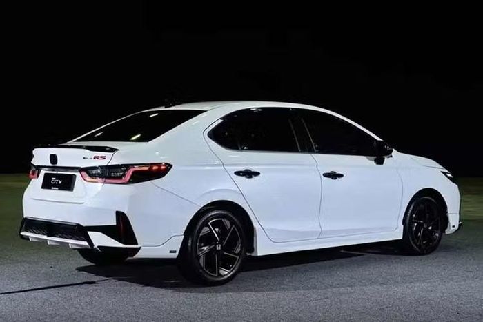 Tiếp đến là lưới tản nhiệt dạng tổ ong bị thu hẹp lại trong khi logo Honda được thiết kế dạng phẳng 2D đã được chuyển lên phần phía trên, nằm sát với nắp ca-pô. Riêng bản RS sẽ có một dải đèn chạy ngang trên đỉnh lưới tản nhiệt. Bản nâng cấp cũng tiêu chuẩn hóa cụm đèn pha LED Projector trên toàn bộ các phiên bản.