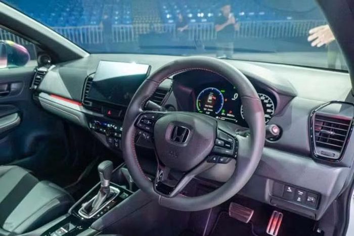 Bản E tiếp tục sử dụng màn hình cảm ứng Display Audio 8 inch, hỗ trợ kết nối Android Auto/Apple CarPlay có dây như cũ. Trong khi đó, các bản V và RS được nâng cấp lên màn hình cảm ứng Display Audio mới, kích thước 10 inch. Từ bản V trở lên, màn hình được bổ sung kết nối Apple CarPlay không dây, đi kèm hệ thống camera 360 độ với giao diện quan sát đa góc cùng khả năng phát hiện vật thể chuyển động.