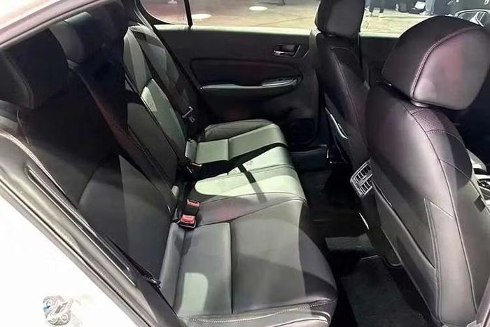 Trong khi đó, ghế trên bản RS đã được thay đổi về cách phối hợp vật liệu và màu sắc. Xe tại Malaysia không được trang bị ghế thông gió hay cửa sổ trời như Honda City 2026 ở các thị trường khác. "Trái tim" của Honda City nâng cấp vẫn giữ nguyên như cũ với 2 tùy chọn.