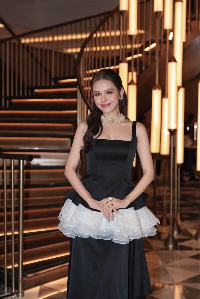 Nữ diễn viên từng trải qua hai lần sinh nở nhưng đã dần lấy lại vóc dáng. Phanh Lee từng chia sẻ cô đã giảm được cân sau khi sinh con thứ hai, dù để trở lại hoàn toàn như thời con gái vẫn là một hành trình không dễ dàng. Ảnh: FB Phương Anh Lê