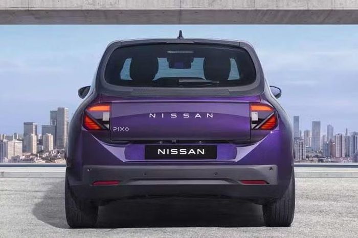 Nissan Pixo sẽ được bán tại châu Âu và Anh với hoạt động sản xuất diễn ra tại nhà máy Novo Mesto ở Slovenia. Đây cũng là nơi xuất xưởng của Renault Twingo và Dacia Spring. Thông tin về giá bán và đặt cọc sẽ được công bố từ tháng 12/2026 trở đi. Mẫu xe điện mới của Nissan nhiều khả năng sẽ có giá khởi điểm dưới 20.000 Euro (22.800 USD).