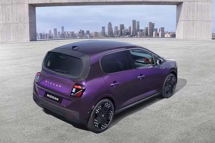 Thiết kế ngoại thất tổng thể của Nissan Pixo khá giống với Renault Twingo E-Tech. Từ kính cửa sổ, nóc và phần lớn thân xe đều khiến người ta nghĩ ngay tới Renault Twingo E-Tech. Trong khi đó, các nhà thiết kế của Nissan chỉ tập trung thay đổi phần đầu và đuôi xe.