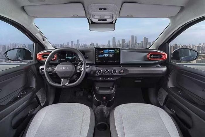 Bên trong xe, mặt táp-lô, vô lăng và khoang lái kỹ thuật số tích hợp ứng dụng Gemini đều được phát triển từ mẫu xe song sinh Renault Twingo. Hàng ghế sau có thể ngả và gập cũng được giữ nguyên, giúp tăng tính thực dụng cho mẫu xe điện đô thị.