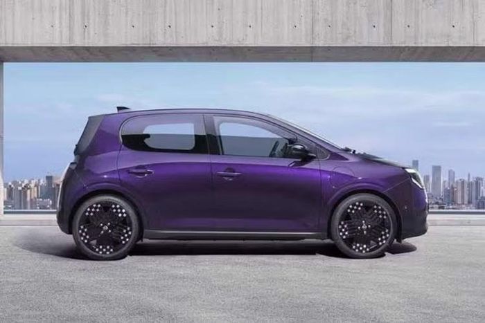 Đúng như tên gọi, Nissan Pixo 2027 sở hữu thiết kế theo phong cách điểm ảnh (pixel) cùng công nghệ hiện đại. Sử dụng nền tảng khung gầm của Renault 5, mẫu xe điện này được định vị thấp hơn đàn anh Nissan Micra. Nissan Pixo sở hữu chiều dài chỉ 3.796 mm trong khi chiều dài cơ sở đạt 2.492 mm. So với Renault Twingo, xe chỉ dài hơn 7 mm.