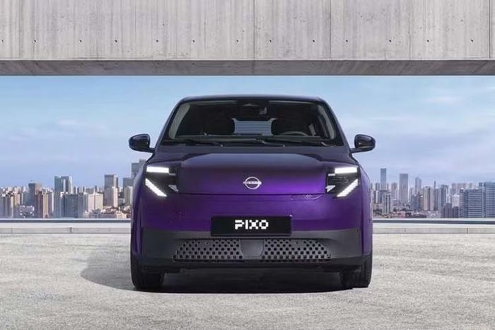 Pixo thế hệ đầu tiên là mẫu xe đã được bán tại châu Âu từ năm 2009 đến 2013. Bản thân Nissan Pixo thế hệ cũ cũng là một mẫu hatchback đô thị đổi tên. Tuy nhiên, mẫu xe này dựa trên Suzuki Alto và được trang bị động cơ xăng 1.0L. Bảng màu ngoại thất của Nissan Pixo được bổ sung hai màu mới là tím Wonder Purple và xanh dương Gear Blue.