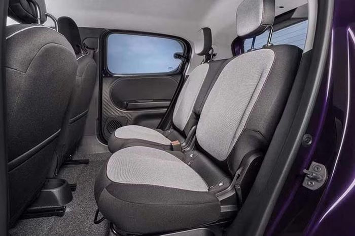 Nissan cho biết Pixo có dung tích khoang hành lý 356 lít, bao gồm ngăn chứa dây sạc dung tích 50 lít, cộng thêm 18 lít không gian chứa đồ trong khoang hành khách. Ngoài ra, xe còn có 23 chi tiết thú vị được ẩn giấu để chủ xe khám phá. Bên dưới lớp vỏ, Nissan Pixo giống hệt Renault Twingo và Dacia Spring.