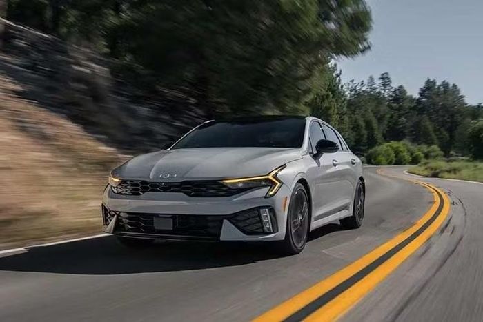 Kia K5 2027 bỏ bản cao cấp nhất, tăng giá bán.