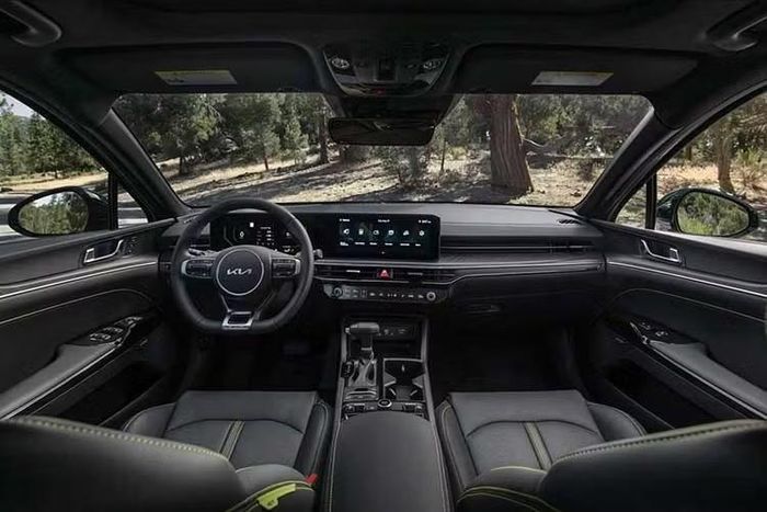 Kia cũng bổ sung gói Convenience Package trị giá 700 USD cho K5 GT-Line.