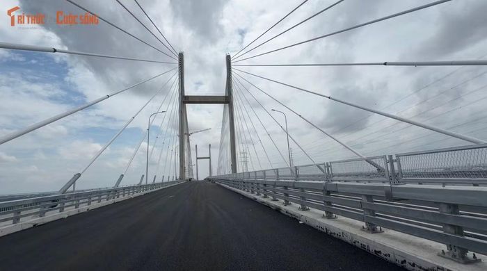 Gần 2 tháng trước, cầu Phước Khánh đã hợp long, công trình vẫn còn ngổn ngang thiết bị, máy móc. Tuy nhiên đến những ngày cuối tháng 9 này, tiến độ thi công cầu đã đạt 99%; chỉ còn 1 vài công đoạn cuối cùng như sơn, kẻ vạch; lắp biển báo...; đồng thời 2 đường dẫn lên cầu cũng đã hoàn thành.