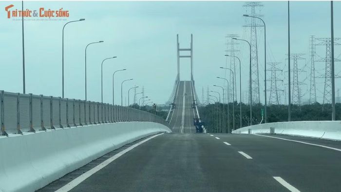 Khi cầu Phước Khánh hoàn thành, người dân Miền Tây sẽ chạy liền một mạch trên các tuyến cao tốc như Trung Lương - TP HCM; Bến Lức - Long Thành; Long Thành - Dầu Giây hoặc Biên Hoà - Vũng Tàu... để về các tỉnh phía Đông TP và các vùng biển nổi tiếng như Vũng Tàu, Phan Thiết, Nha Trang... mà không phải "quá cảnh" vào trung tâm TP HCM vốn thường xuyên ùn tắc, kẹt xe.