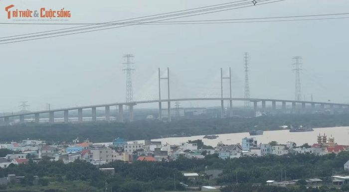 Cách cầu Phước Khánh không xa là cầu Bình Khánh (bắt qua sông Nhà Bè) trên tuyến cao tốc BL-LT đã hoàn thiện. 2 cây cầu dây văng này là những cây cầu có độ tĩnh không thông thuyền lớn nhất Việt Nam.