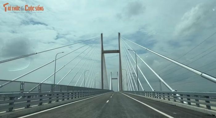 Cầu Phước Khánh có chiều dài khoảng 3,1km, nhịp chính dài 300m, mặt cầu rộng hơn 20m, được thiết kế theo kết cấu cầu dây văng hai mặt phẳng, gồm 4 làn xe và 2 làn dừng khẩn cấp, tốc độ thiết kế 80 - 100km/h.