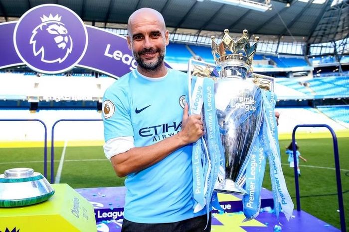 HLV Pep Guardiola nâng chức vô địch Ngoại hạng Anh mùa 2017-2018, một trong 3 danh hiệu Man City giành được trong giai đoạn liên quan các cáo buộc. Ảnh: Getty Images.